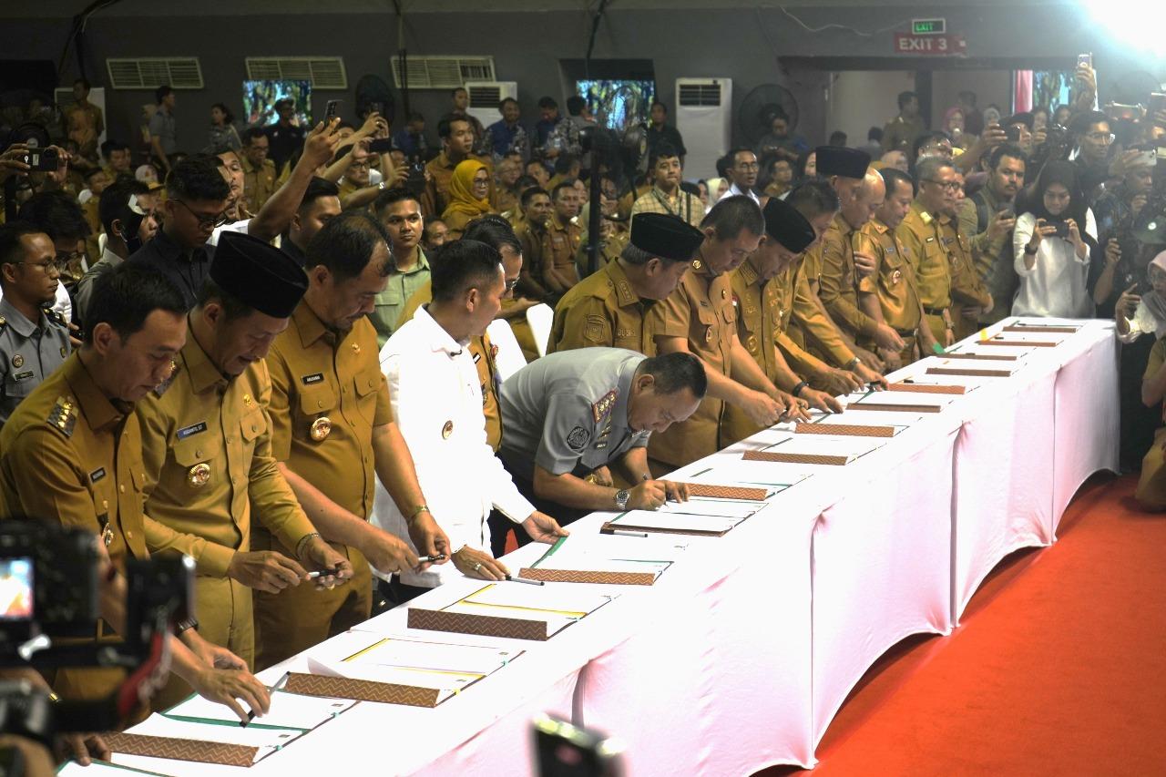 Penandatanganan Serentak Harmonisasi Rancangan Peraturan Kepala Daerah tentang Koperasi Desa/Kelurahan Merah Putih oleh Kakanwil Kemenkum Sumsel bersama 17 Bupati/Walikota se Sumatera Selatan
